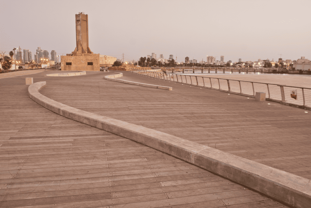 נמל תל אביב - המגדלור- דק- שמיים ירוקים
